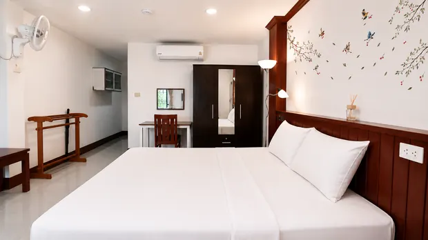 Deluxe King room with wardrobe and desk