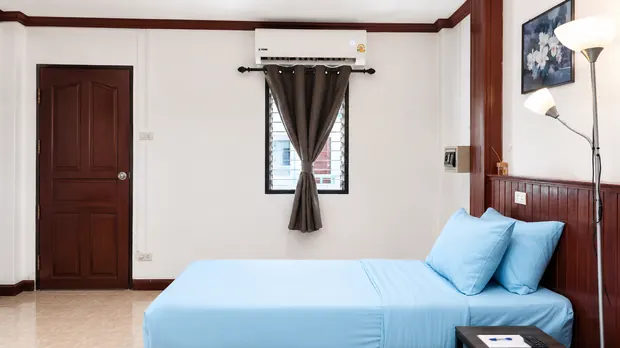 Twin room with two single beds